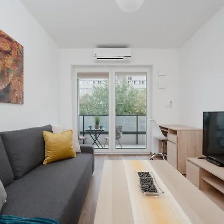 Legnicka With Parking By Renters *